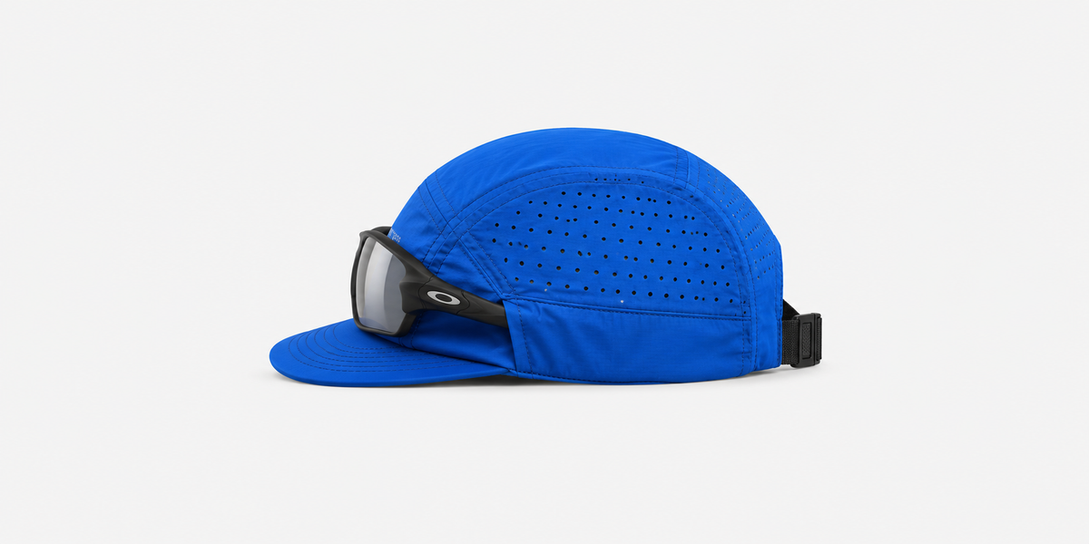 HumoFit™ mesh sweatband warms and molds to your head as you run.